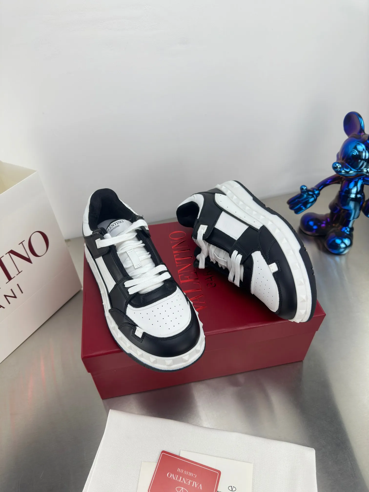 👟👟Ex-factory price 640👟👟 🔺Valentino🔺 Valentino VT 2024 early spring white shoes casual shoes! Top version!  Original 1:1 mold opening! Lasting + oil edge craftsmanship, classic splicing, fashionable and versatile, 🎁Full set of packaging at the same time at the counter. Fabric: Customized cowhide. Lining: Original breathable mesh. Outsole: Original TPU material outsole. Non-slip and wear-resistant. Size: Female 35-40! Male 39～45
